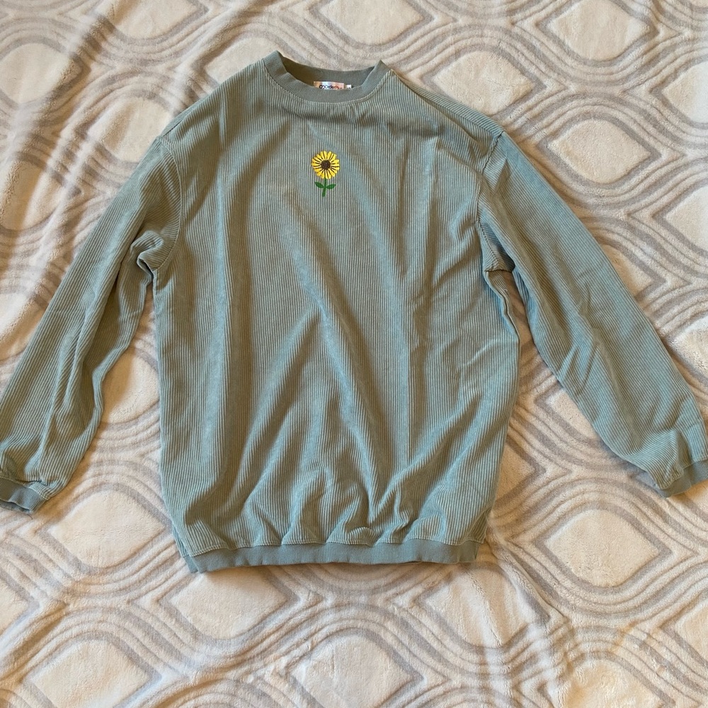 Green sweatshirt with a sunflower🌻
